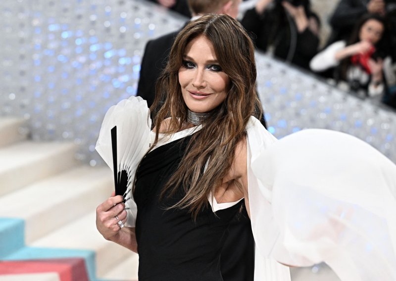 Carla Bruni otkrila novi imidž: Frizura koja skida godine sjajno joj pristaje