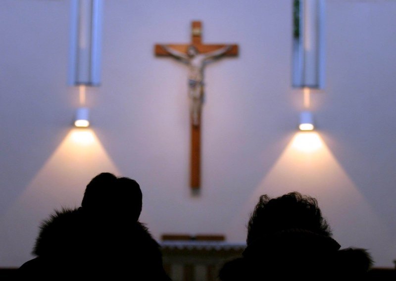 Crkva se ispričala za silovanja djece