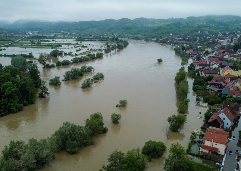 Više desetaka objekata pod vodom u zapadnoj Bosni, hitne službe nemoćne