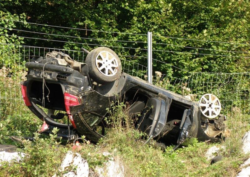 Dao joj da bez vozačke dozvole vozi auto, pa poginuo