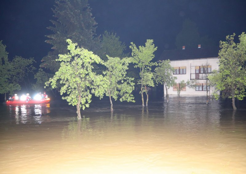 Besana noć pred Kostajnicom i Karlovcem, Mrežnica srušila rekord, u Zagorju voda odnijela most