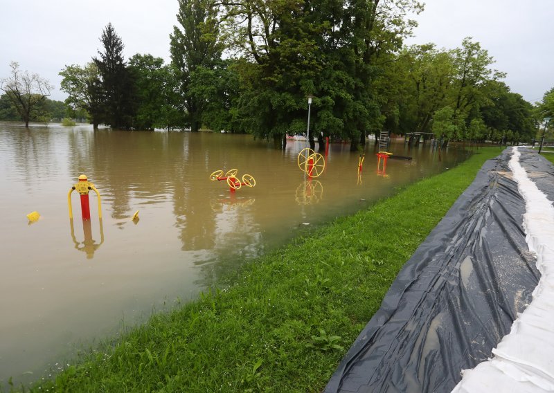 Korana i Kupa rastu, sve službe na terenu, stigla i pomoć iz Rijeke