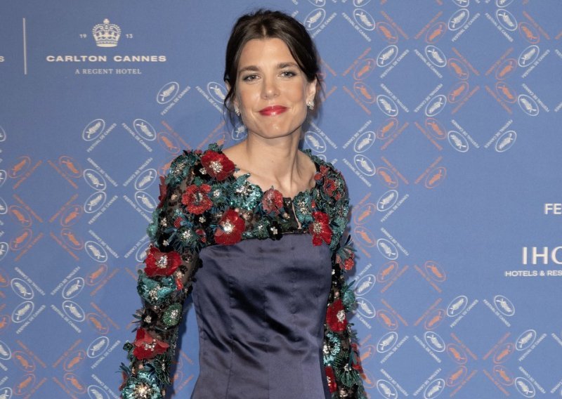 Charlotte Casiraghi u neobičnoj Chanelovoj haljini istaknula trudnički trbuščić