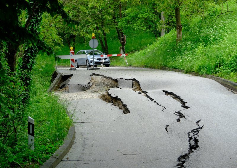 Zbog obilnih kiša propala cesta u blizini Marije Bistrice