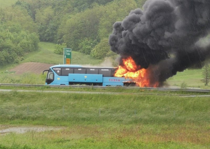 Zapalio se autobus na autocesti kod Zaboka, spašeno 17 putnika