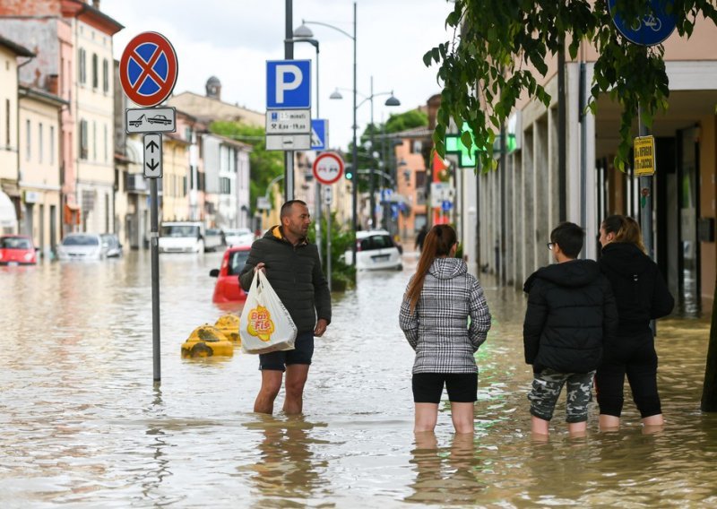 U Italiji više od 36.000 raseljenih zbog poplava koje su usmrtile 14 osoba