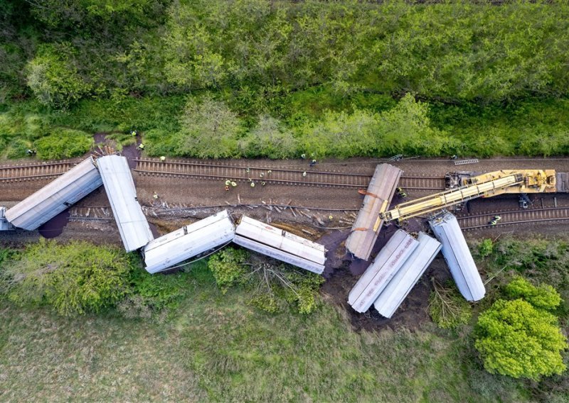 Vlak na Krimu iskočio iz tračnica, obustavljen željeznički promet