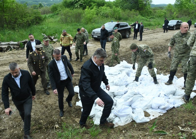 Milanović obišao nasip na Kupi kod Petrinje, susreo se s vojnicima