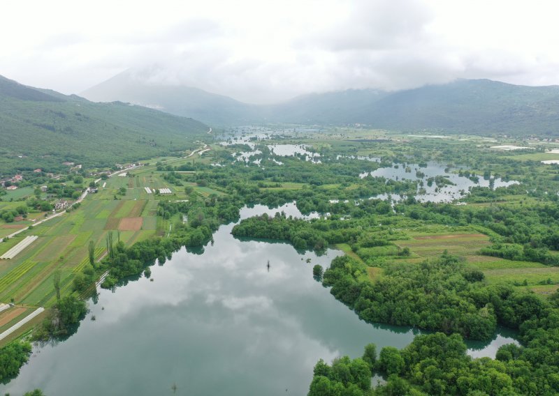 Zastrašujući pogled iz zraka na poplavljena vrgoračka polja, šteta je milijunska