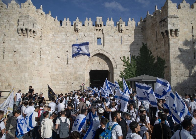 'Marš pod zastavama' u Jeruzalemu: Izraelci žestoko napali Palestince, napadnuti i novinari