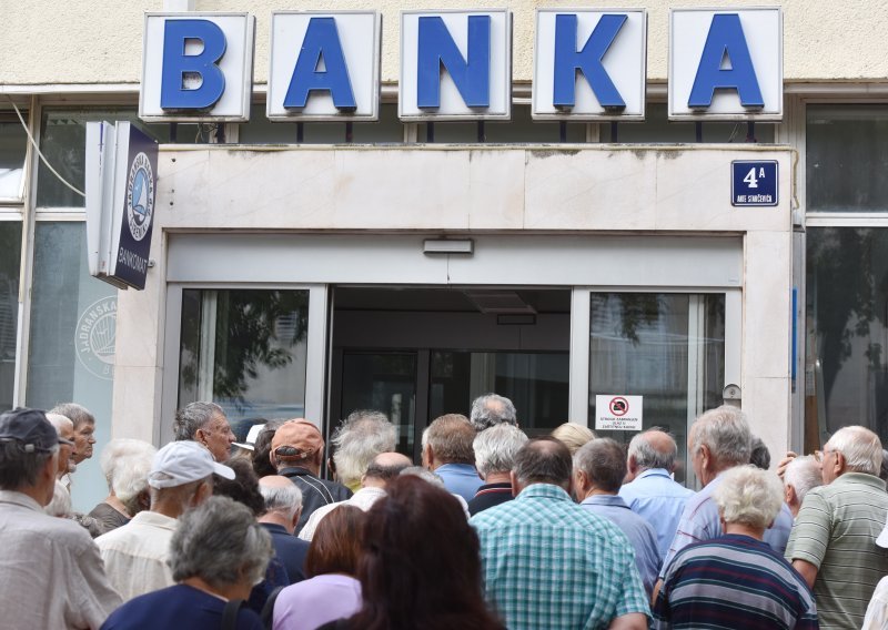 U godinu dana Hrvati uzeli milijardu eura novih kredita, rastu minusi i kamate