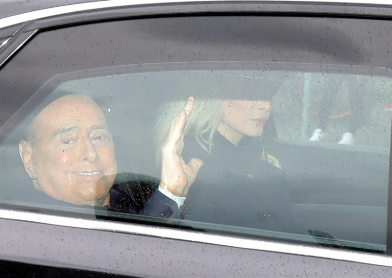 Silvio Berlusconi izašao iz bolnice nakon šest tjedana