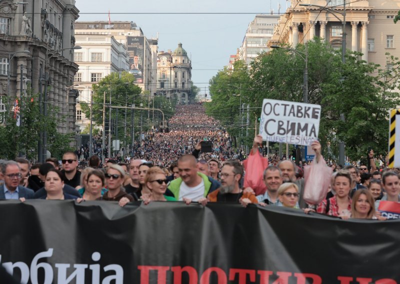 Održan veliki prosvjed protiv Vučića u Beogradu: Ovako nije bilo od kad je Milošević odlazio!