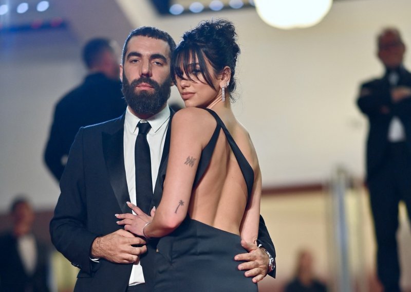 Dua Lipa s novim dečkom prošetala crvenim tepihom u Cannesu