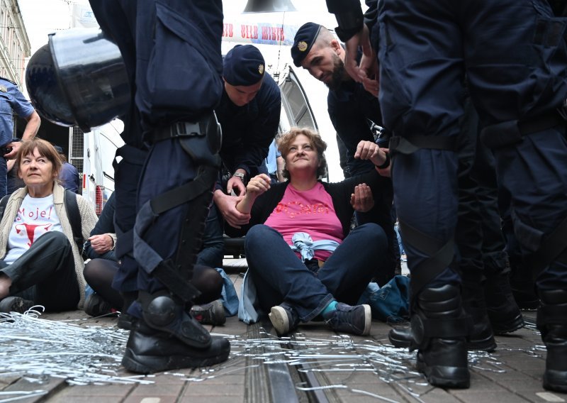 Marš za zabranu pobačaja: Povorku zaustavile protuprosvjednice, intervenirala policija