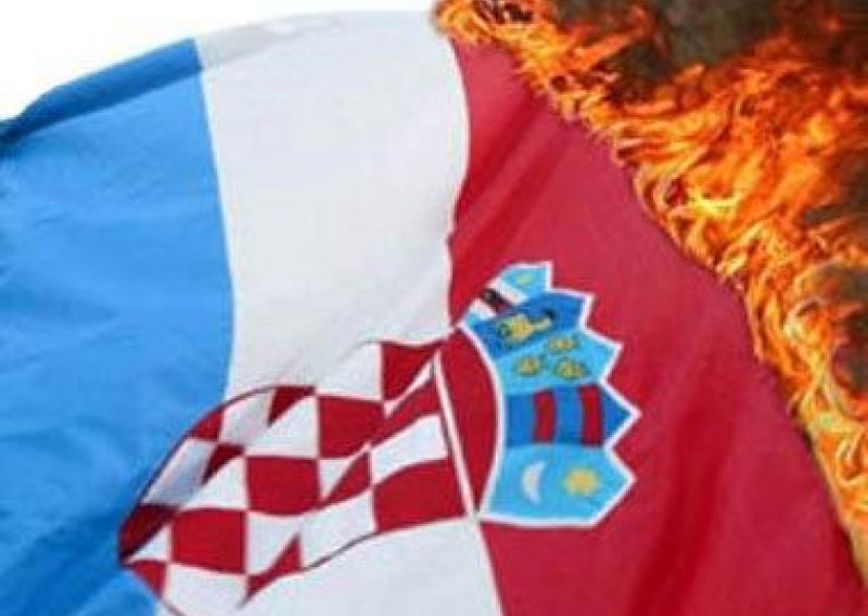 Nepoznati počinitelj pokušao zapaliti hrvatsku i zastavu EU te SDP-a