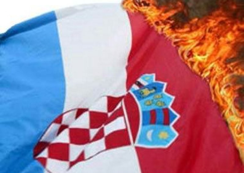Nepoznati počinitelj pokušao zapaliti hrvatsku i zastavu EU te SDP-a