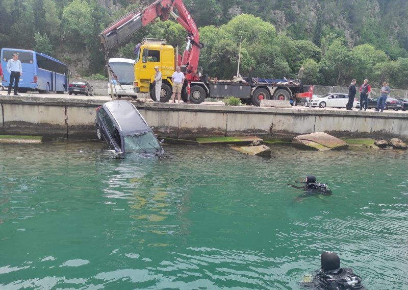 Auto završio u moru kod Dubrovnika, pogledajte kako je izvučen na suho