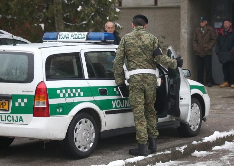 Vojni djelatnik ubio suprugu i dijete, pa skočio u smrt