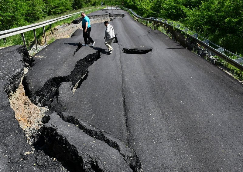 Otvorila se zemlja: Pogledajte ogromno klizište na cesti u Slavoniji