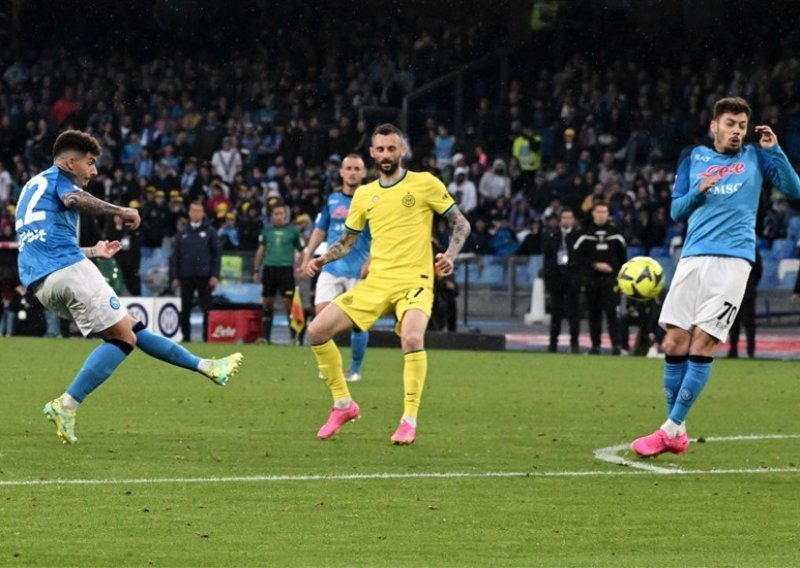 Napoli s igračem više pobijedio Inter i zakomplicirao borbu za Ligu prvaka