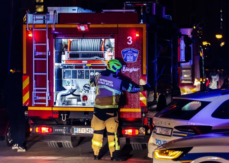 Automobil planuo na parkingu u Splitu, gasilo ga devet vatrogasaca