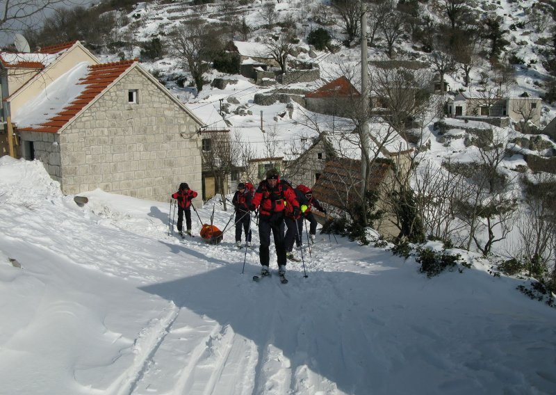 HGSS u dramatičnom spašavanju planinara na Risnjaku, prijete im lavine