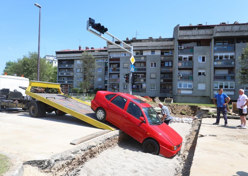 Autom uletio u gradilište i zaglavio u kanalu