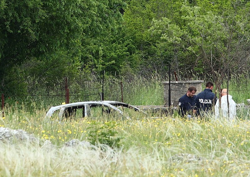 Završen očevid: Pronađen muškarac u izgorenom automobilu, nema kaznenog djela