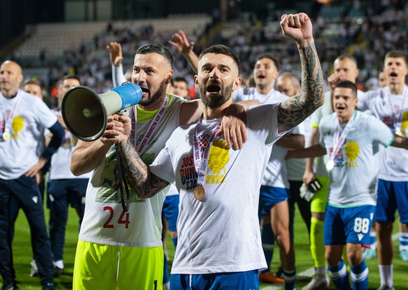 Marko Livaja megafonom predvodio slavlje Hajdukovih igrača na terenu