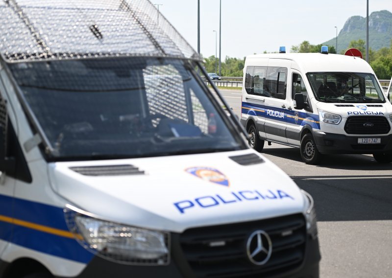 Pijan i s mačetom u ruci napao policajce