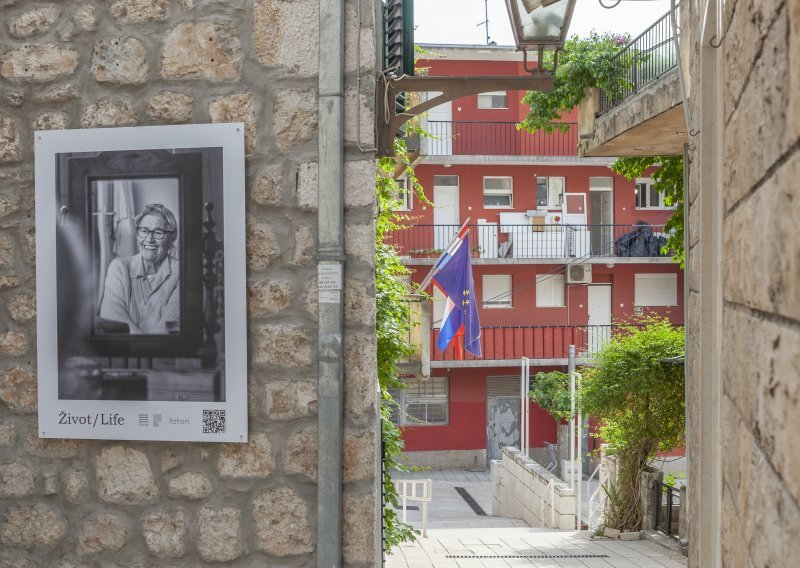 Otvorena izložba fotografija Mare Milin u staroj jezgri Makarske