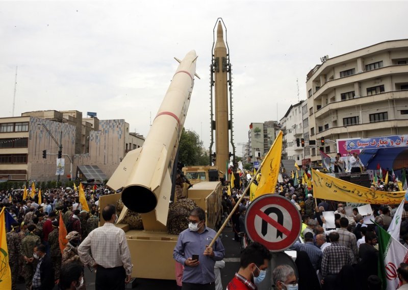 Iran tvrdi da je uspješno lansirao balistički projektil