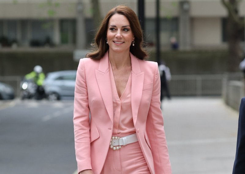 Kate Middleton blista u ružičastom: Odijelo omiljenog brenda začinila je efektnim dodatkom
