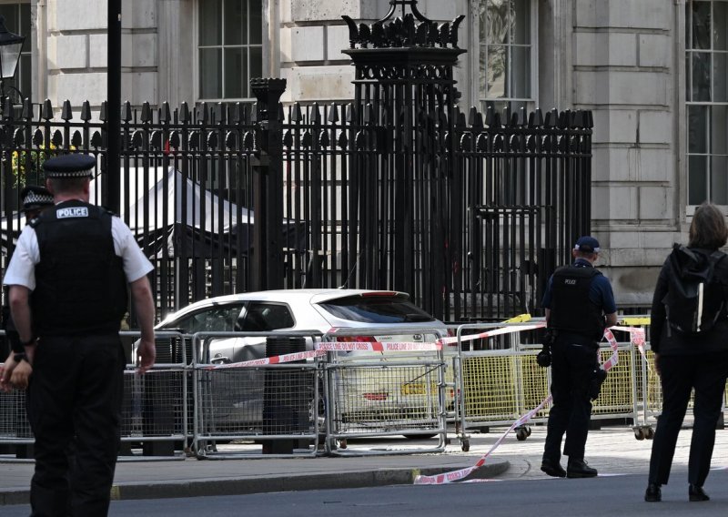 Automobilom se zabio u ogradu rezidencije britanskog premijera