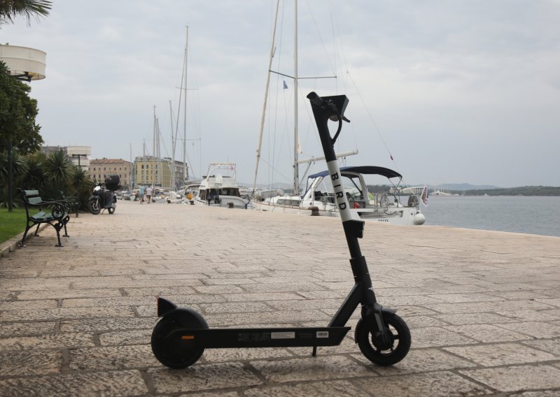 Muškarac u Bolu pao s električnog romobila i poginuo