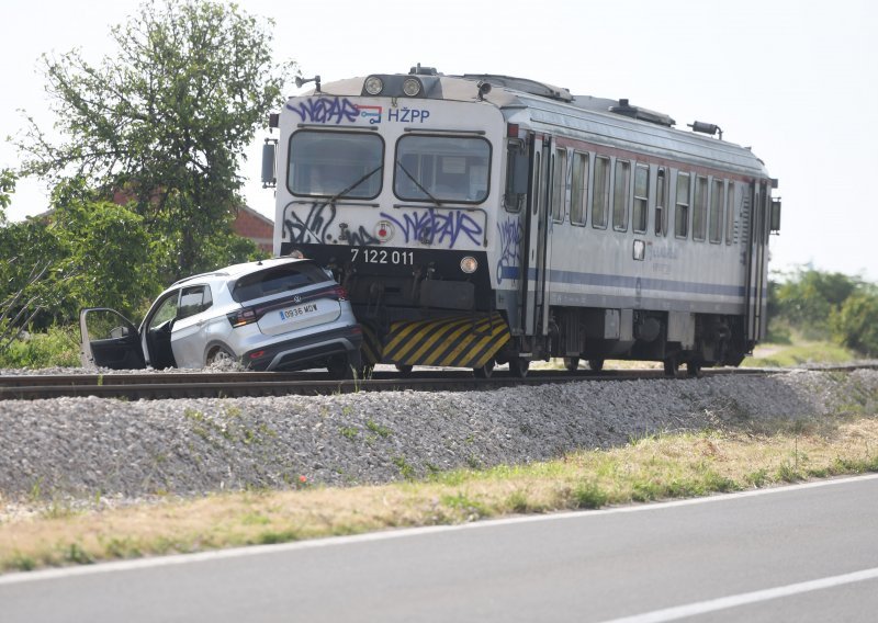 Teška nesreća kod Šibenika: Vlak naletio na automobil