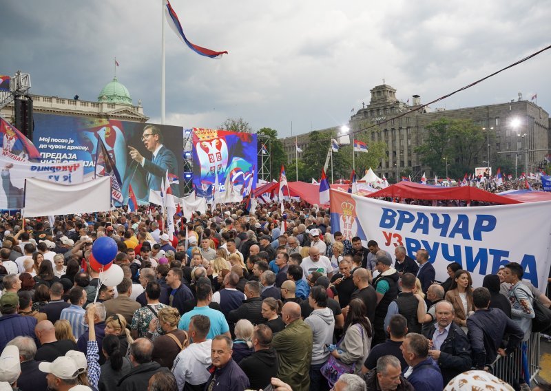 Kiša potjerala Vučićeve pristaše, on poručio: 'Od sutra nisam predsjednik SNS-a'