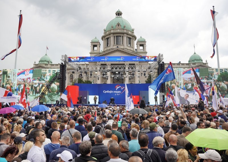 Koliko je ljudi doista bilo na Vučićevom skupu? Pojavila se snimka iz zraka