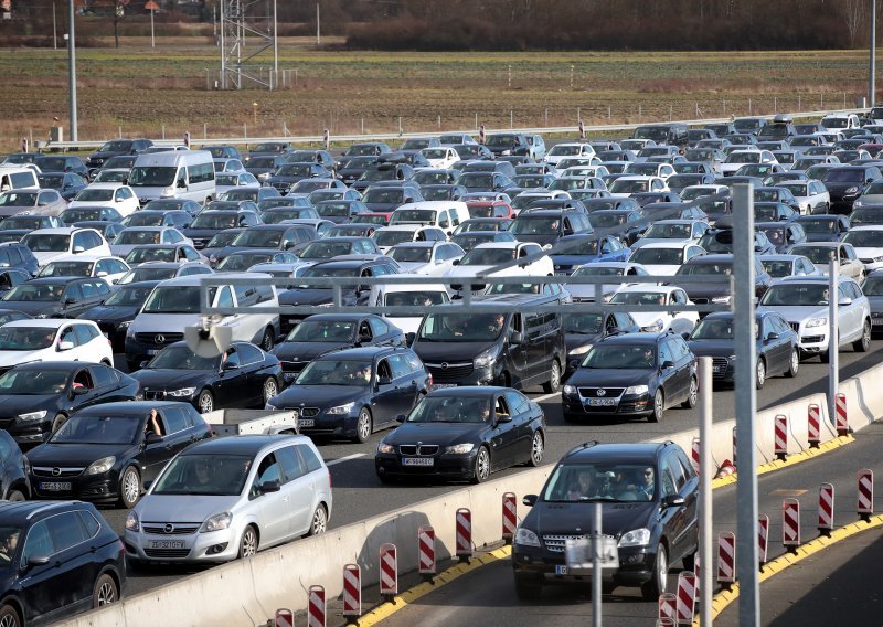 Krenule gužve za produženi vikend: Vozi se usporeno, promet otežavaju nesreće