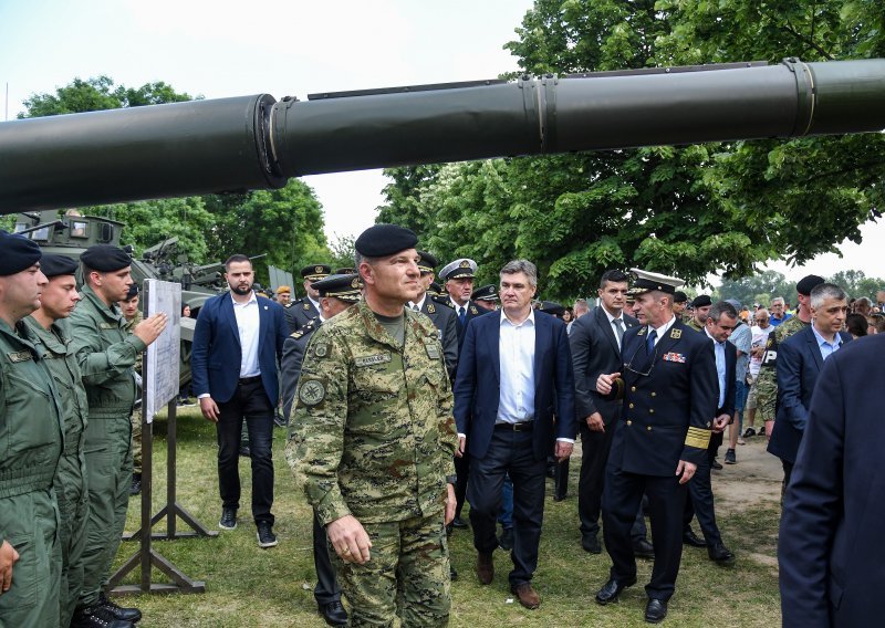 Milanović na Jarunu obišao izloženu opremu i naoružanje HV-a, gledao 'Krila Oluje'