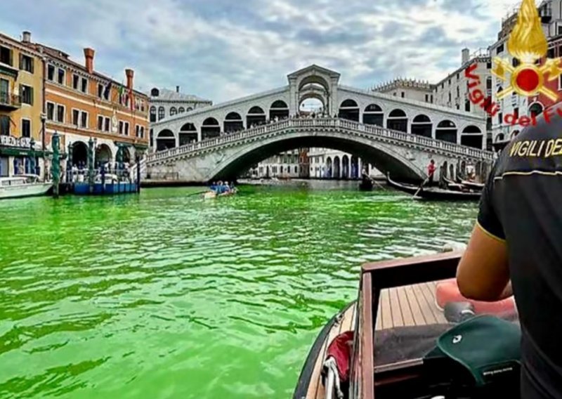 Venecijanski Canal Grande misteriozno pozelenio, sumnja se na aktiviste