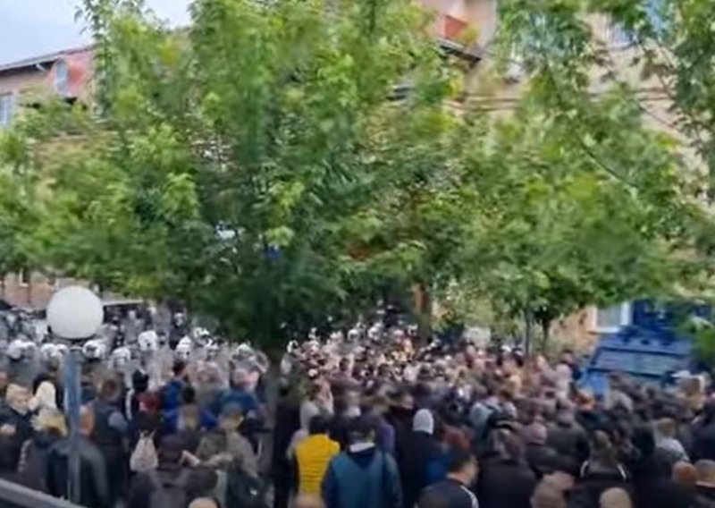 Napeto od jutra: Srbi pokušali proboj u općinu Zvečan, policija bacila suzavac