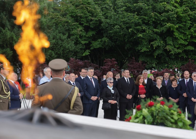 Državni vrh položio vijence, Plenković i Jandroković prozvali Milanovića