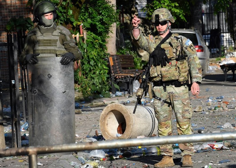 NATO šalje dodatnih 700 vojnika na Kosovo, traže deeskalaciju