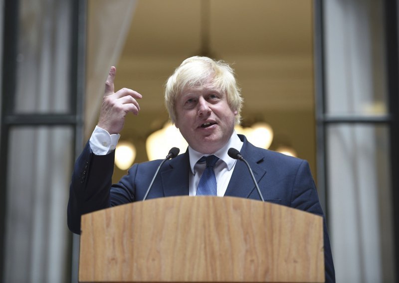 Boris Johnson želi brodove s migrantima vraćati u Libiju
