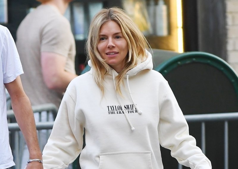 Sienna Miller ne izlazi iz kultnog modela natikača koji ove godine slavi 50. rođendan