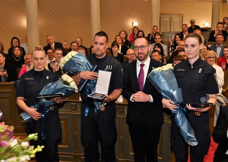 Ovo je troje policajaca kojima je Tomašević dao priznanja, pomogli su pri porodu