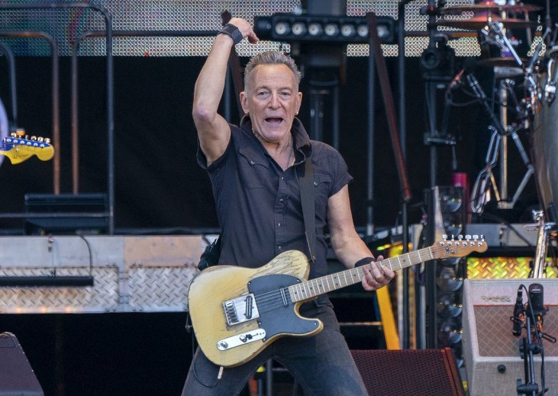 Bruce Springsteen se spotaknuo na bini pa ustao i dobro raspoložen nastavio s koncertom