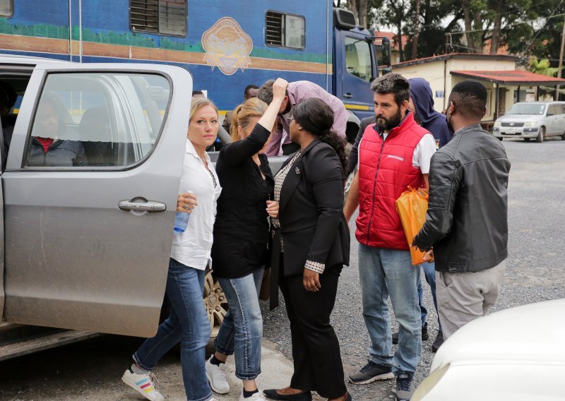 Hrvati u Zambiji oslobođeni, izašli u suzama radosnicama: 'Djeca idu s nama u Hrvatsku'